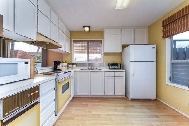 Foto del edificio - Lakeside, fully furnished, two bedroom, one bath townhome with enclosed garage.