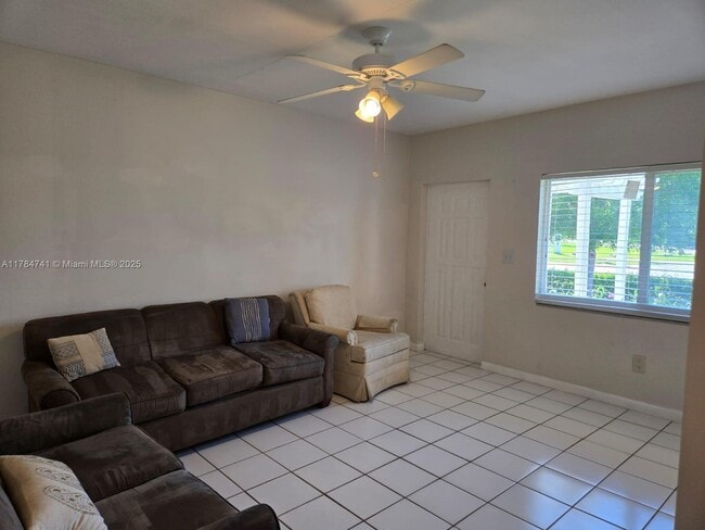 Building Photo - 1152 Bayview Dr