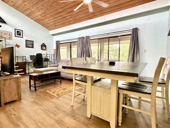 Foto del edificio - Lofty Vibes & Backyard Views – Your Dream ...