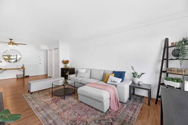 Foto del edificio - 6300 Stevenson Ave