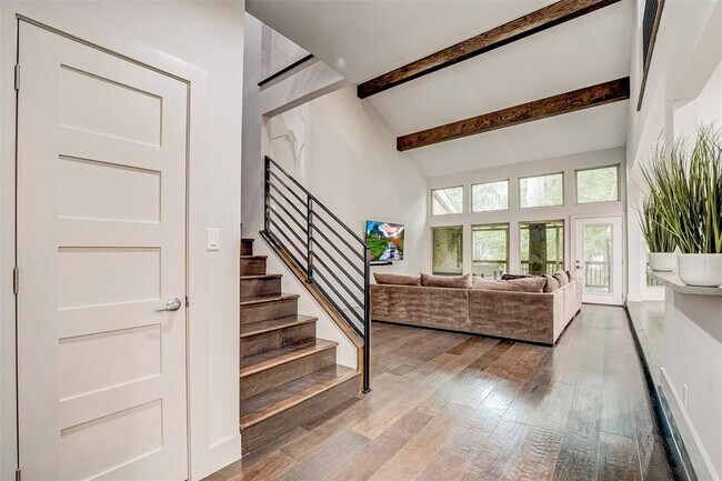 Building Photo - 9111 Briar Forest Dr