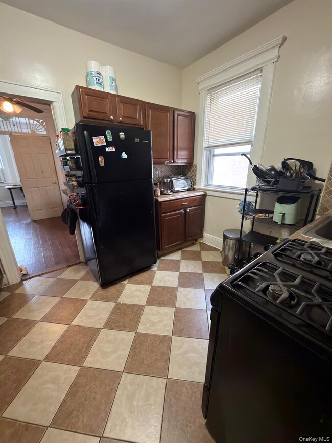 Foto del edificio - 33-21 112th St