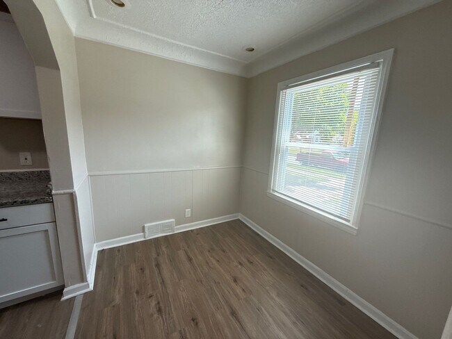 Foto del edificio - Renovated 3-Bedroom Home – We Welcome Sect...