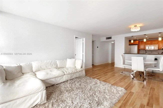Foto del edificio - 600 NE 36th St