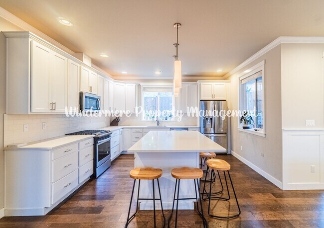 Foto del edificio - Stunning and Spacious 4-Bedroom in CK area