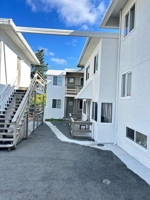 Building Photo - 646 Admirals Rd