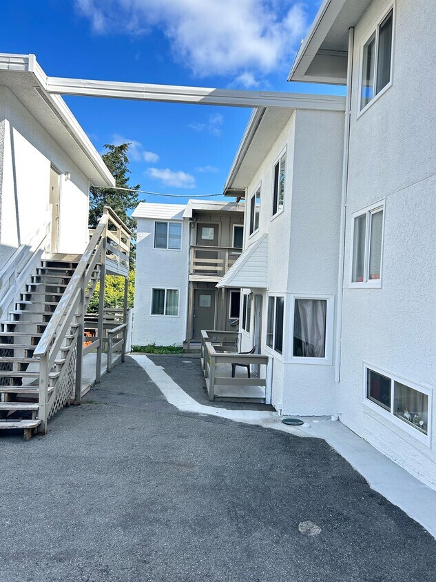 Photo du bâtiment - 646 Admirals Rd