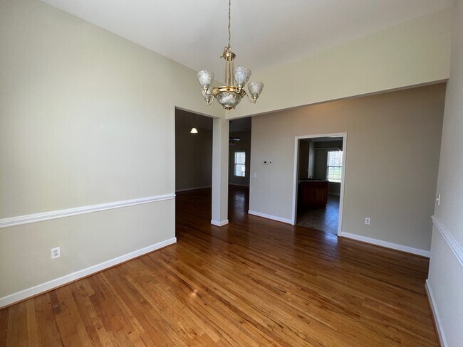 Building Photo - NO LONGER TAKING APPLICATIONS 589 Weyburn ...