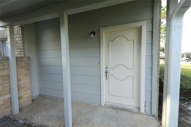 Building Photo - 6573 S Briar Bayou Dr
