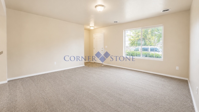 Building Photo - Large 4 Bedroom Home with Bonus Room!