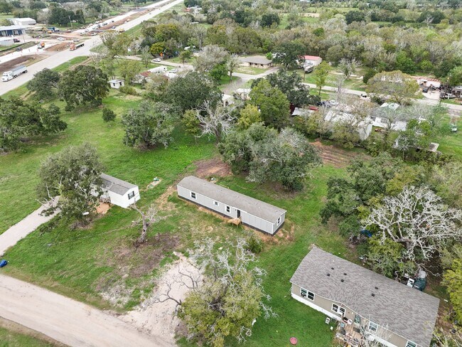 Building Photo - Charming 3-Bed, 2-Bath Retreat on Country Oaks Street, Brazoria!