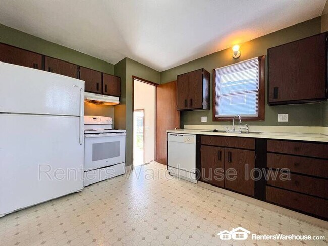 Building Photo - 9051 Franklin Ave