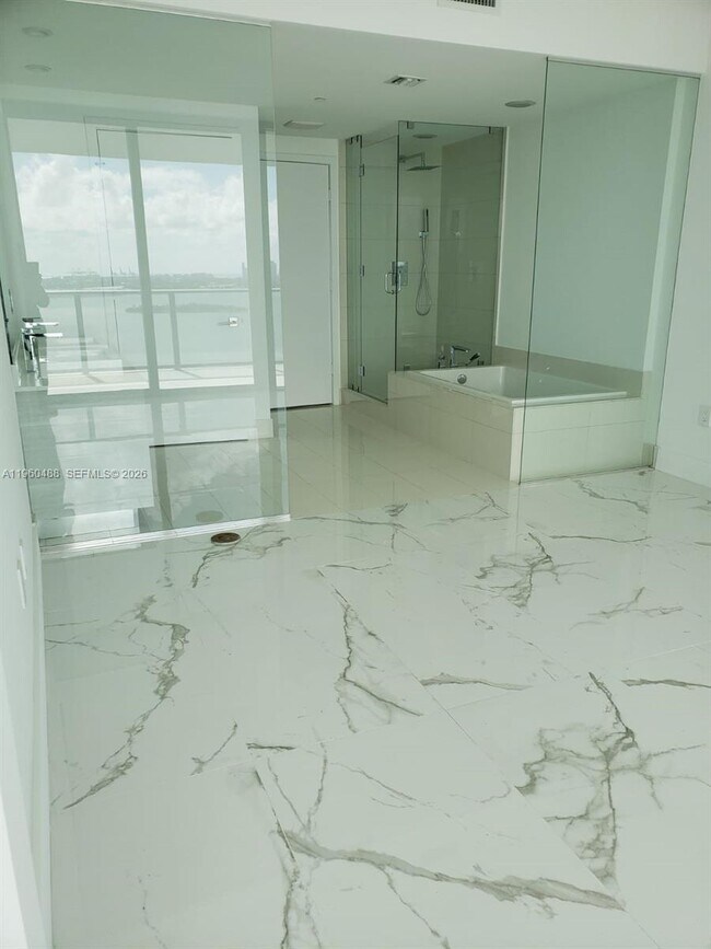 Foto del edificio - 650 NE 32nd St