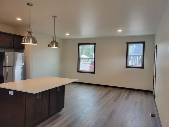 Building Photo - Brand New 3 bedroom, 2 bathroom Town home ...