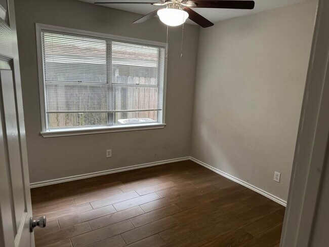 Foto del edificio - 1609 Camille St