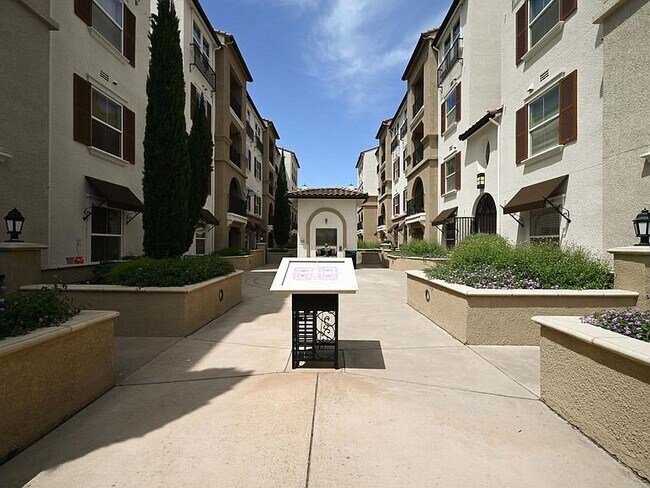 Foto del edificio - Spacious Two Level Luxury 2 Bed/2.5 Bath C...