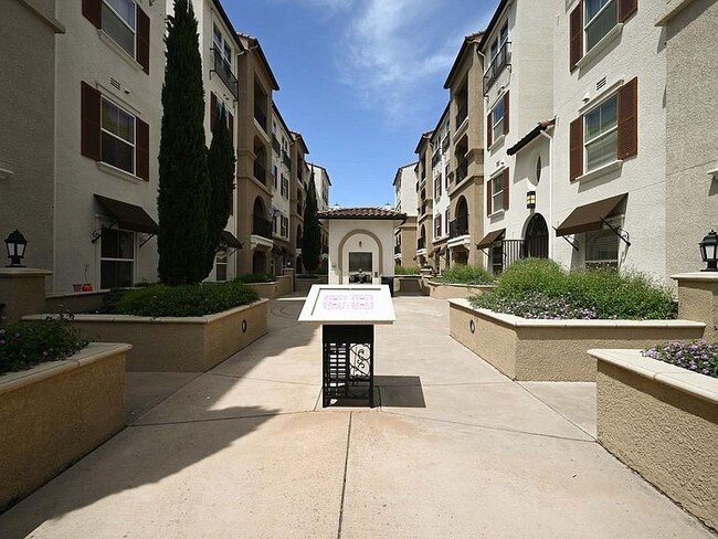 Building Photo - Spacious Two Level Luxury 2 Bed/2.5 Bath C...