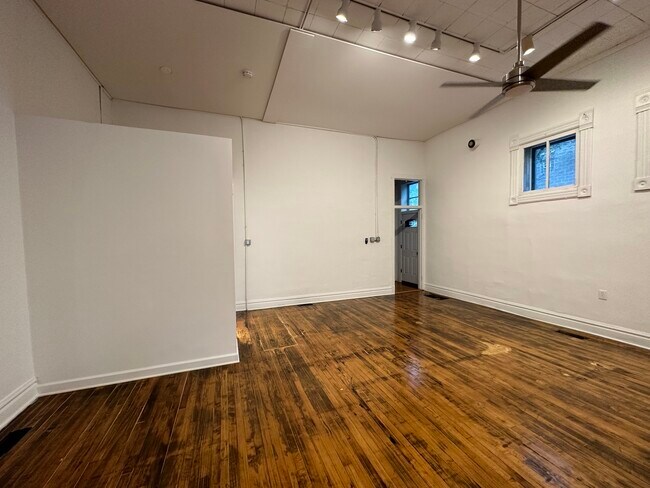 Foto del edificio - 1049 N Marshfield Ave