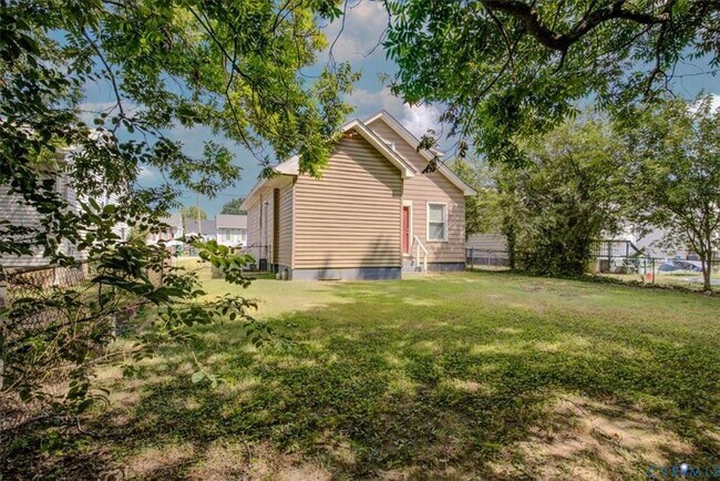 Building Photo - 5 N Oak Ave