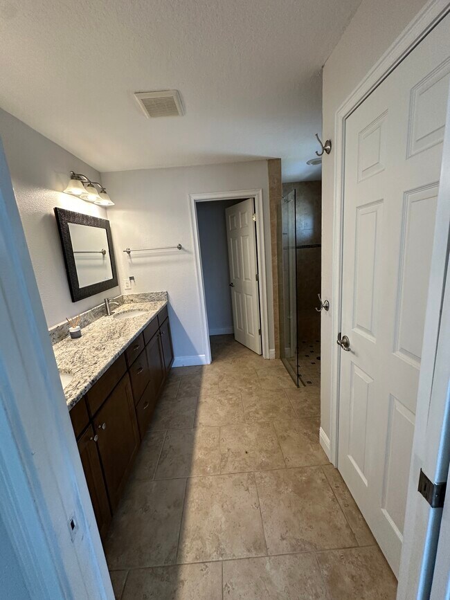 Baño principal - 6501 Manila Palm Way