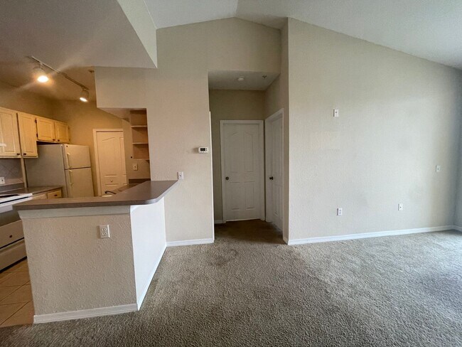 Building Photo - 1br/1ba Visconti Condo with Water View!