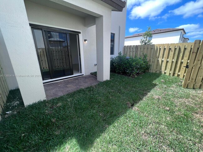 Foto del edificio - 15911 SW 2nd Pl