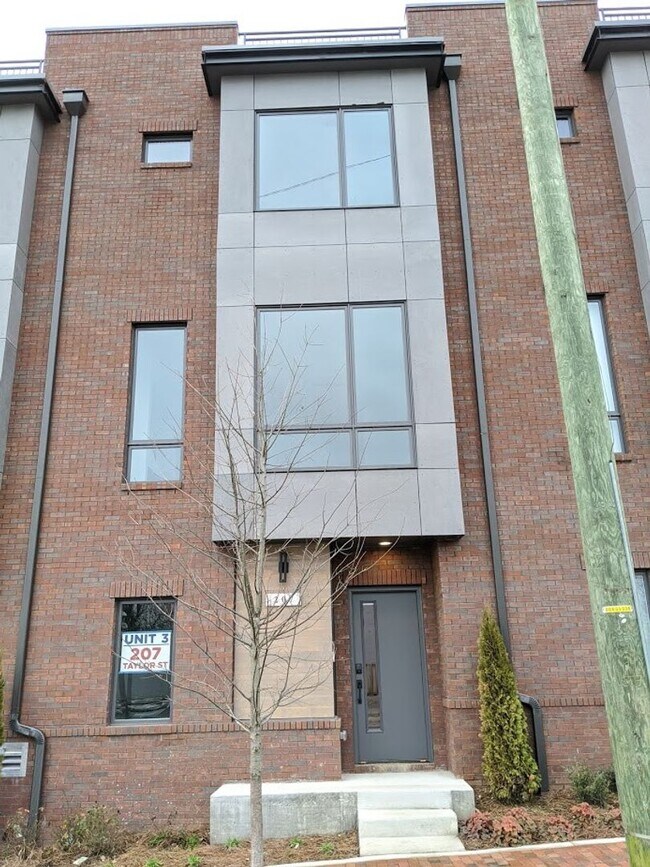 Foto del edificio - Luxury Townhome in Desirable Germantown Neighborhood