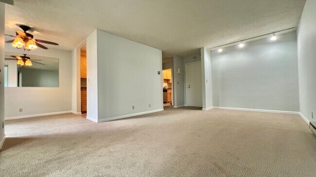 Foto del edificio - Well-maintained 2bd 1.5 ba  with plenty of...