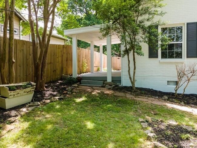 Foto del edificio - **REMODELED EAST NASHVILLE BUNGALOW IN HIG...