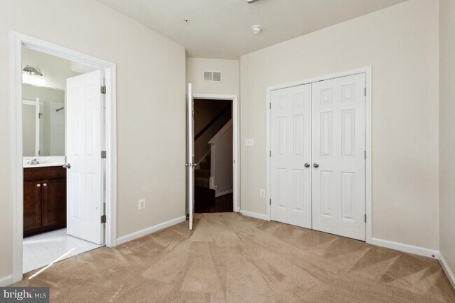Building Photo - 7216 Silver Thorn Way