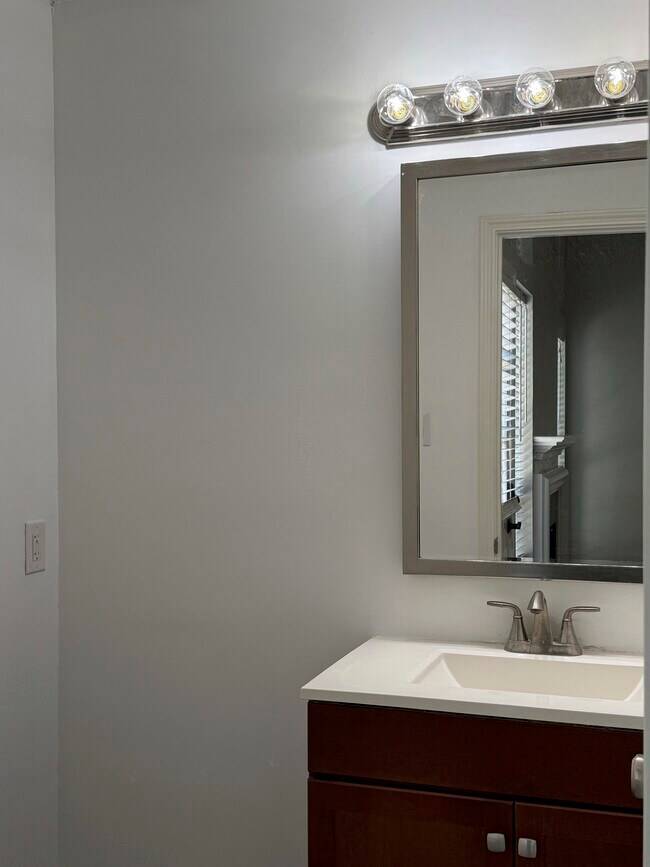 medio baño en la planta baja - 6220 Bentwood Trl