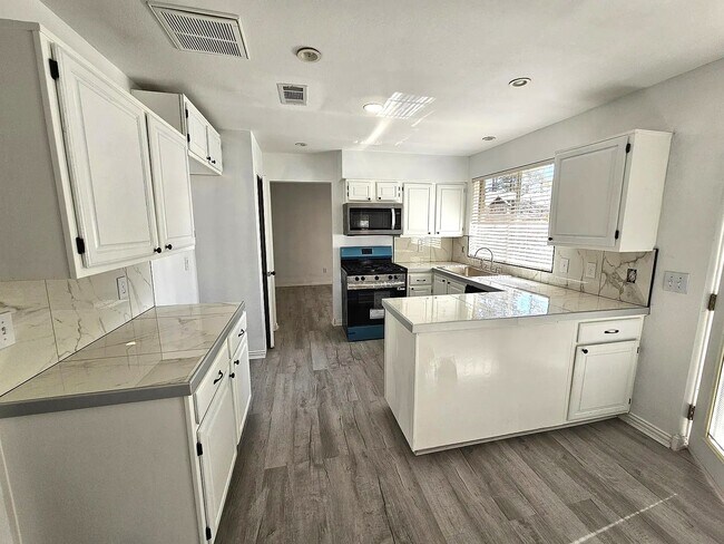 Foto del edificio - 11411 Sky Way Dr