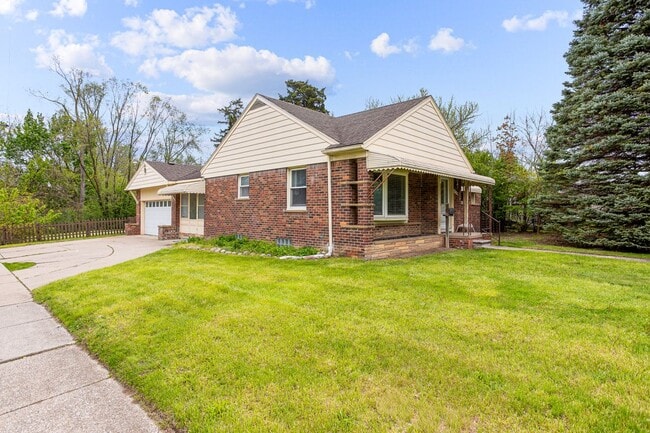 Building Photo - 25346 Fairway Dr