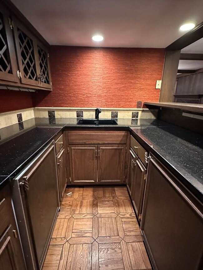 Building Photo - Very Spacious and Unique Ground Level Apar...