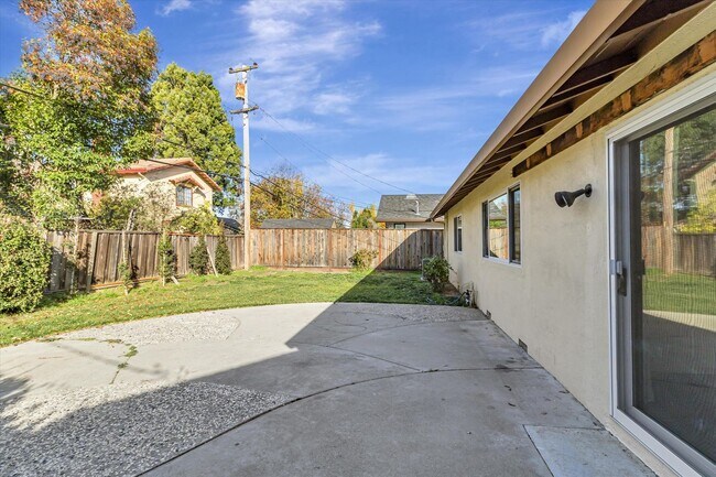 Foto del edificio - Charming Home with Great Schools in Great ...