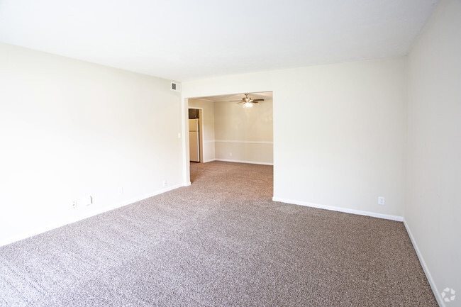 3HAB, 2BA - 1,410 ft² - Sala de estar - Royal Arms of Louisville