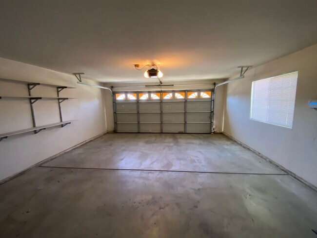 Foto del edificio - NE Visalia home available now!