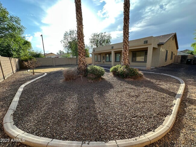 Foto del edificio - 15589 W Campbell Ave