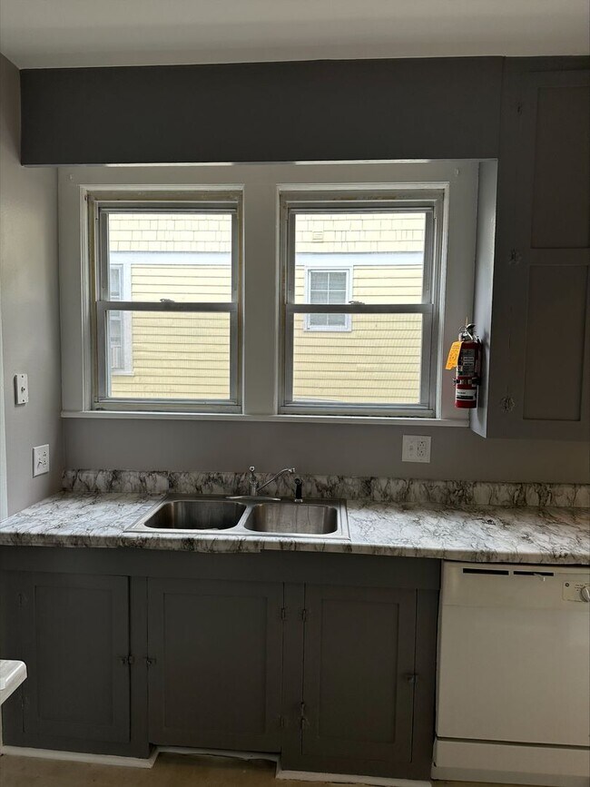 Foto del edificio - Two Bedroom House Blocks from Downtown Available Mid-June