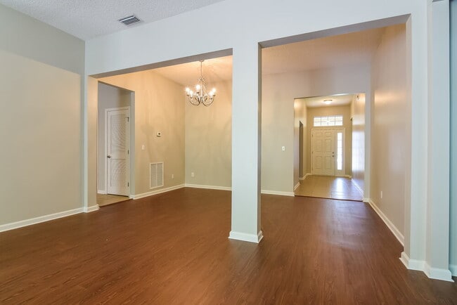 Building Photo - 632 Chestwood Chase Dr