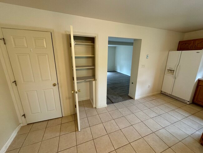 La cocina incluye despensa. - 45 S Colonial Dr