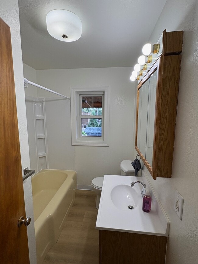 Bath - 127 4th St W