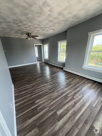 Building Photo - 8 Humes St