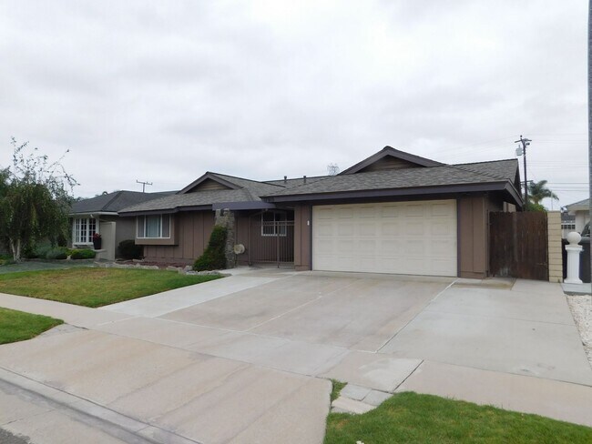 Foto del edificio - Pool Home! 4 Bedroom 2 Bath Pool Home