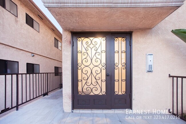 Foto del edificio - Spacious and Bright 2-Bed in prime West L....