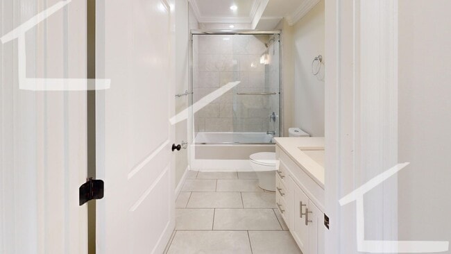 Building Photo - Spacious 3 Bed Now Available