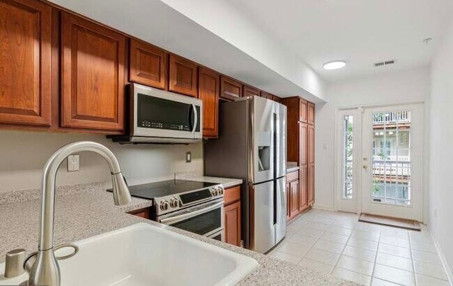 Foto del edificio - 11358 King George Dr