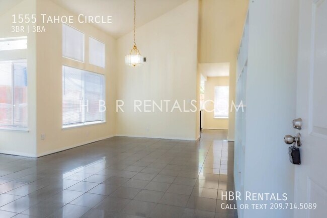 Building Photo - Stunning 3 Bed, 2.5 Bath Two-Story Home wi...
