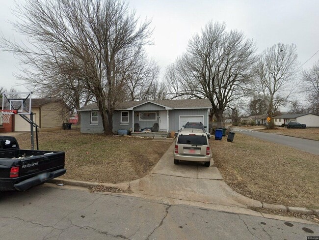 Building Photo - 804 E 53rd St N