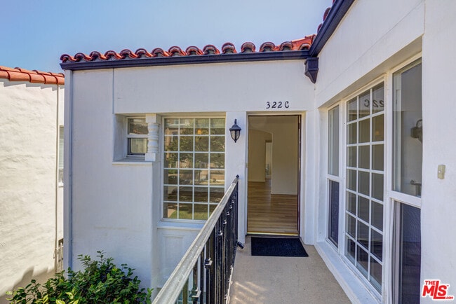 Building Photo - 322 S Reeves Dr